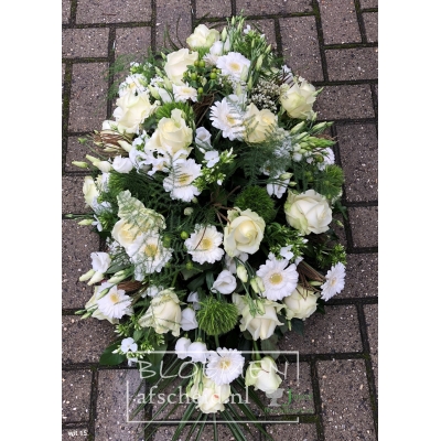 Rouwarrangement in ovale vorm van witte rozen en gerbera's
